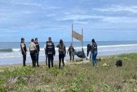 Anggota polis melakukan siasatan di lokasi kejadian di mana lima kepala manusia ditemukan tergantung. - Agensi