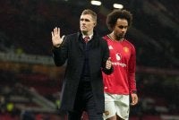 Fletcher (kiri) kecewa dengan penyingkiran United di pusingan ketiga Piala FA.