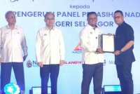 Amirudin (dua dari kanan) menyampaikan watikah pelantikan Pengerusi Panel Penasihat NADI Selangor dan Wilayah Kuala Lumpur kepada salah seorang penerima di Jubli Perak, SUK Selangor di sini pada Selasa.