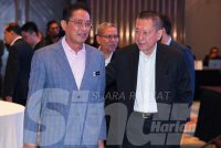 Azam (kiri) hadir Majlis MoU SPRM dan HELP Universiti di Bukit Kiara, Kuala Lumpur pada Selasa. Foto: MOHD HALIM ABDUL WAHID