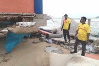 Keadaan menara kawalan di Pantai Bukit Keluang yang hampir runtuh akibat fenomena hakisan pantai yang semakin serius.