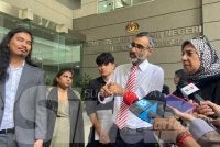 Surendran (dua dari kanan) ketika bercakap kepada pemberita di hadapan Ibu Pejabat JPN pada Selasa 