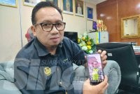 Kamalludin menunjukkan video TikTok berkaitan operasi dan tinjauan dilakukan KPDN Perak terhadap festival makanan yang berlangsung di Ipoh baru-baru ini.
