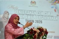  Fadhlina berucap pada Majlis Penyerahan Cek Cura Bantuan Awal Persekolahan 2026 di Sekolah Menengah Kebangsaan Syed Sheh Barakbah, Sungai Jawi pada Selasa. Foto Bernama
