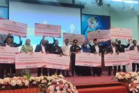 Saifuddin (tengah) hadir Majlis Penyerahan Cek Cura Bantuan Awal Persekolahan Tahun 2026 Peringkat Negeri Kedah di Jabatan Pendidikan Negeri Kedah di Alor Setar pada Selasa.