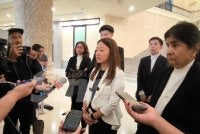 Hannah (tengah) ditemani peguam-peguamnya ketika sidang akhbar.