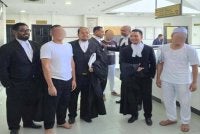 Muhammad Amiruddin (dua dari kiri), Vijandran Nair (empat dari kanan), dan Muhammad Faiz (kanan) bergambar bersama barisan peguam mereka, sejurus Mahkamah Tinggi Shah Alam pada Selasa melepas dan membebaskannya.