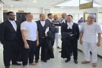 Muhammad Amiruddin (dua dari kiri), Vijandran Nair (empat dari kanan), dan Muhammad Faiz (kanan) bergambar bersama barisan peguam mereka, sejurus Mahkamah Tinggi Shah Alam pada Selasa melepas dan membebaskan mereka.