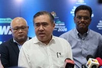 Anthony (tengah) bercakap pada sidang media sempena Majlis Perasmian Karnival Pengangkutan Siswa Madani & FLYsiswa 2026 di UPM, Serdang pada Selasa.
Turut kelihatan, Ketua Setiausaha Kementerian Pengangkutan, Datuk Seri Jana Santhiran Muniayan (kanan).
--fotoBERNAMA (2026) HAK CIPTA TERPELIHARA