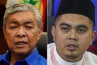 Ahmad Zahid (kiri) dan Dr Muhamad Akmal.