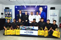 (Dari Kiri) Saipolyazan, Jiun Ee, Amirudin dan Ketua Yayasan MBI, Ahmad Azri Zainal Nor bersama penerima biasiswa di bawah Yayasan MBI.