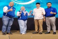 Dari kiri: Farid Hamzi, Anis, Mohamad dan Mohamad Shahrin pada majlis pelancaran OXYKA di Pulai Spring Resort, Johor Bahru pada Selasa.