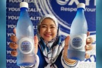 Anis menunjukkan minuman OXYKA bersaiz 500ml yang dijual di stesen minyak, pasar raya serta kedai-kedai runcit berhampiran. 