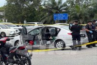  Mayat seorang lelaki tempatan ditemukan dalam keadaan reput di dalam sebuah kereta bersama sebuah bekas kaca yang mengandungi kesan pembakaran arang, pada Selasa.