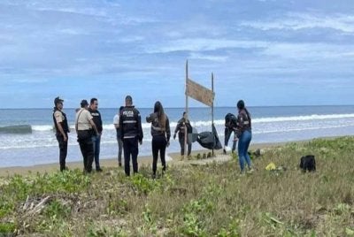 Anggota polis melakukan siasatan di lokasi kejadian di mana lima kepala manusia ditemukan tergantung. - Agensi