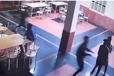 Rakaman CCTV menunjukkan Haradh dikejar oleh dia suspek dengan pisau selepas meminta sarapan di luar waktu hidangan di sebuah hostel terletak di Bilaspur, negeri Chhattisgarh, India. - Agensi