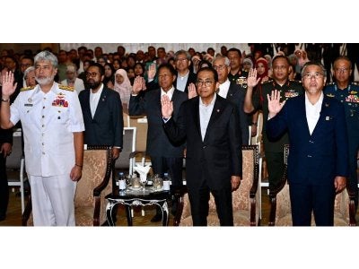 Menteri Pertahanan, Datuk Seri Mohamed Khaled Nordin (dua, kanan) bersama warga Kementerian Pertahanan melafazkan ikrar semasa majlis Perutusan Tahun Baharu 2026 di Kuala Lumpur pada Isnin.