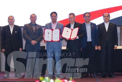 Azam (tiga dari kiri) menunjukkan dokumen yang ditandatangani semasa Majlis Menandatangani MoU antara SPRM dan HELP University serta Pelancaran Siri Forum Tadbir Urus dan Integriti 2026 di Bukit Kiara pada Selasa. Foto Sinar Harian - MOHD HALIM ABDUL WAHID