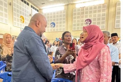 Fadhlina (kanan) beramah mesra dengan ibu bapa yang hadir pada Majlis Penyerahan Cek Cura BAP kepada Jabatan Pendidikan Negeri Pulau Pinang dan Pejabat Pendidikan Daerah di Sekolah Menengah Kebangsaan Tun Syed Barakbah pada Selasa.