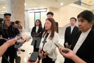 Hannah (tengah) ditemani peguam-peguamnya ketika sidang akhbar.