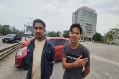 Zuhair (kanan) bersama Khairul Ikhwan berkongsi cerita mengenai penemuan mayat dalam kereta itu.