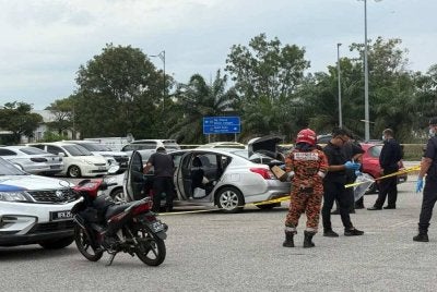 Anggota polis dan bomba sedang menjalankan siasatan serta dalam proses mengeluarkan mayat mangsa dari kenderaan berkenaan.