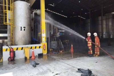 Seorang lelaki maut manakala seorang lagi parah dalam kejadian letupan di sebuah kilang kitar semula di Taman Perindustrian Bukit Rambai, di sini pada Selasa.