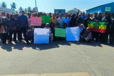 Kira-kira 70 penduduk berhimpun di kawasan Jambatan Sungai Sala, Kota Sarang Semut pada Selasa bagi menyuarakan keluhan mereka.