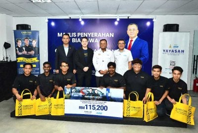 (Dari Kiri) Saipolyazan, Jiun Ee, Amirudin dan Ketua Yayasan MBI, Ahmad Azri Zainal Nor bersama penerima biasiswa di bawah Yayasan MBI.