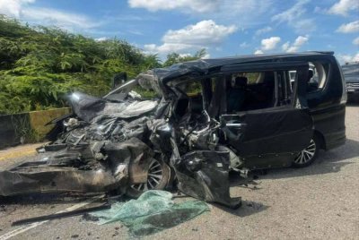 Tiga rakan sekerja maut dan tidak sempat menghadiri kursus di Kuala Lumpur selepas MPV dinaiki bertembung dengan sebuah van di Kilometer 55 Jalan Gua Musang-Kuala Krai di Gua Musang pada Selasa. FOTO: PDRM