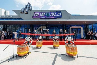 Dari kiri: Deng: Rakan Kongsi & Presiden Bersama AGIBOT, Daniel Jiang; Taihua; Lih Kang; Kim Hong; Timbalan Menteri Pelancongan, Seni dan Budaya, Chiew Choon Man serta Pengarah Bebas Bukan Eksekutif I-Berhad, Datuk Eu Hong Chew ketika majlis pelancaran pelancaran AIWEC di i-City, Shah Alam pada Selasa.