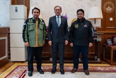 Anwar (tengah) menerima kunjungan daripada Sany Araby (kiri) dan Nadir al-Nuri di Pejabat Perdana Menteri, Putrajaya pada Selasa. FOTO: Facebook Anwar Ibrahim. FOTO: IZZUDDIN ABD RADZAK/Pejabat Perdana Menteri.