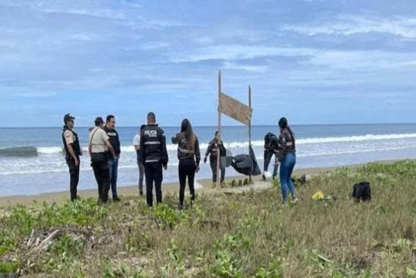 Anggota polis melakukan siasatan di lokasi kejadian di mana lima kepala manusia ditemukan tergantung. - Agensi
