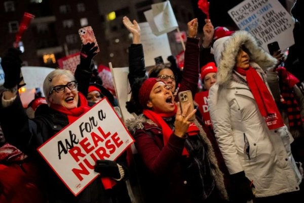 Seramai kira-kira 15,000 jururawat di New York melancarkan mogok pada Isnin selepas kesatuan mereka dan pihak hospital gagal mencapai kemajuan dalam rundingan kontrak. Foto Agensi