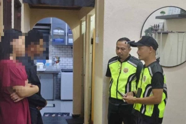 Pasangan kekasih ditangkap khalwat dalam sebuah rumah di Taman Tiong, Kulim.