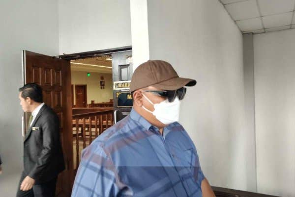 Mohd Hakim berdepan enam pertuduhan di Mahkamah Sesyen Ayer Keroh pada Selasa.