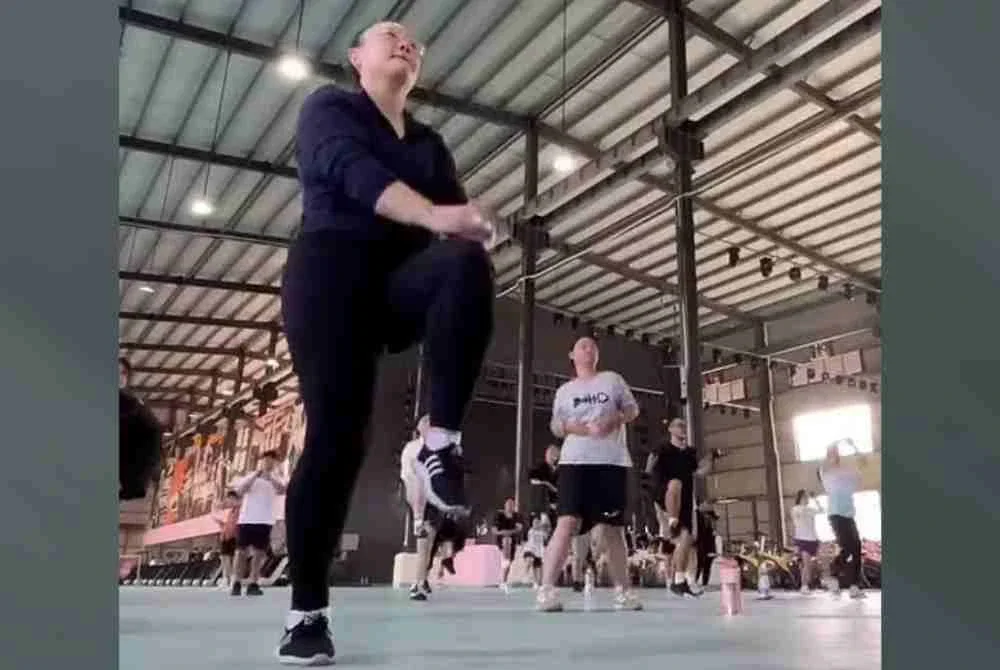 Senaman dipantau oleh pihak kem. Foto Agensi