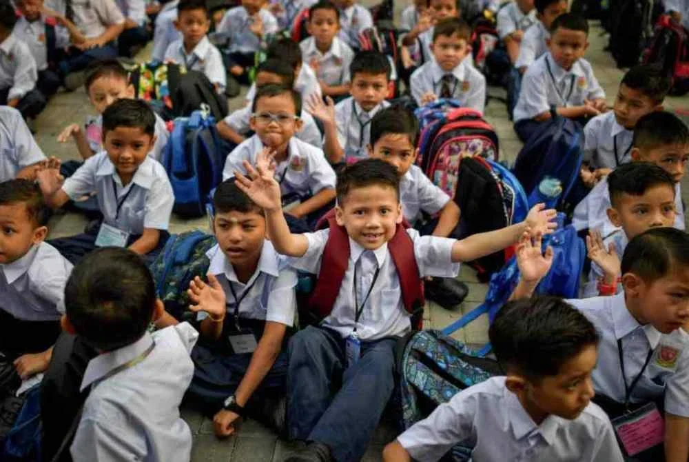 Ketika hari persekolahan bermula, pengalaman pertama masuk sekolah menjadi kenangan berharga. Gambar hiasan 