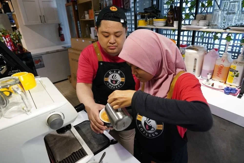 Pekerja OKU pekak menjalani latihan penyediaan kopi secara praktikal di DIB, dengan penekanan kepada pembelajaran ‘on-the-job’ berbanding teori bertulis.