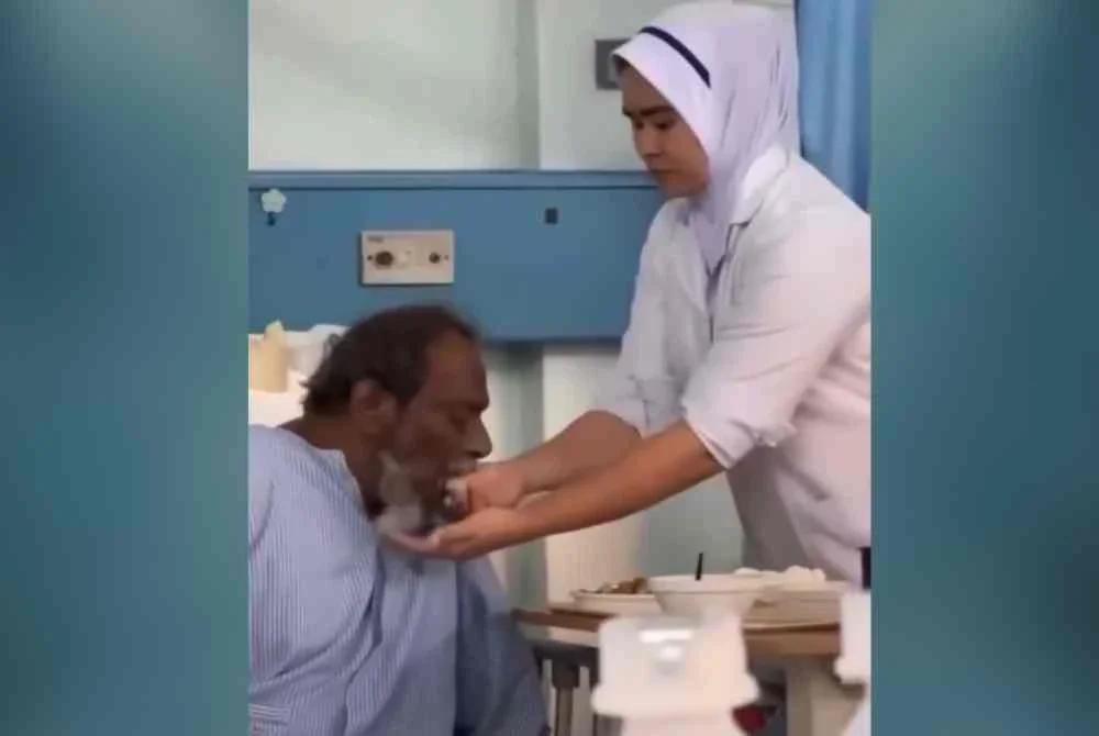 Hantaran dimuat naik di Facebook memperlihatkan jururawat menyuap nasi menggunakan tangan kepada pesakit berbangsa India di Hospital Seberang Jaya. Foto Facebook Lingesh RA