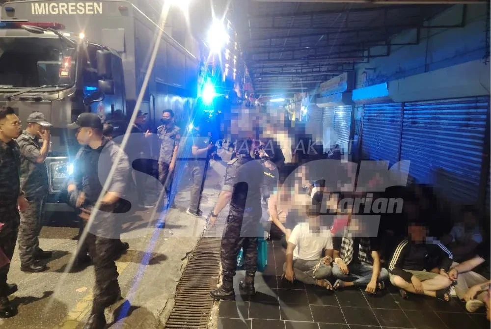 JIM menahan 79 warga asing dakan serbuan di sebuah pangsapuri lama di Chow Kit, Kuala Lumpur pada Rabu.