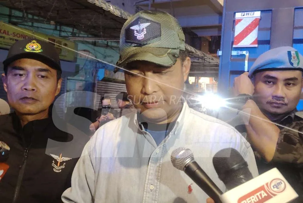 Lokman (tengah) mengetuai operasi PATI di sebuah pangsapuri lama di Chow Kit, Kuala Lumpur pada Rabu.