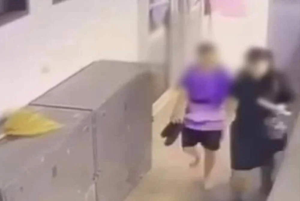 Rakaman CCTV sekolah memaparkan kanak-kanak terbabit kelihatan murung dan berjalan seolah-olah menahan kesakitan. Foto: Thaiger