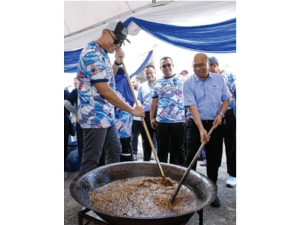 Abdul Rahman bersama Exco Kemajuan Desa, Pertanian dan Keterjaminan Makanan Melaka, Datuk Dr Muhamad Akmal Saleh memasak wajik pada Majlis Perasmian Program Satu Pemimpin Satu Kampung di Kampung Merlimau Pantai, Merlimau.