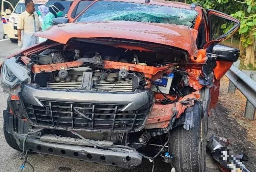 Kenderaan jenis Isuzu D-Max yang remuk terbabit dalam kemalangan di Kampung Bukit Gantang.
