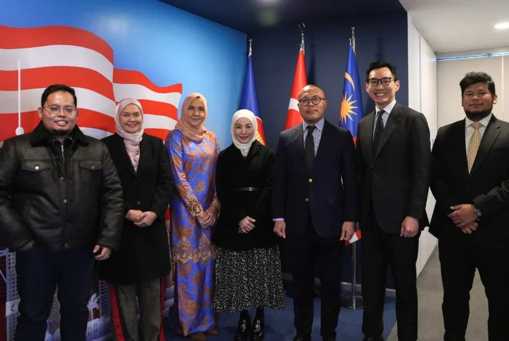 Delegasi USANITA bergambar dengan Amiri dan pegawai Malaysia di Pejabat Konsulat Jeneral Malaysia di Instanbul.