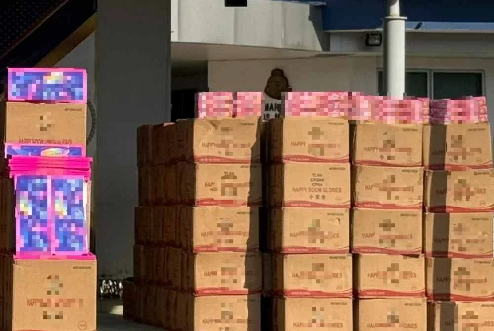 Pelbagai jenis mercun dan bunga api bernilai RM211,650 dalam satu operasi yang dilakukan di tepi jalan kawasan Rehat dan Rawat (R&R) Juru arah utara, Lebuhraya Utara - Selatan, di sini pada petang Selasa.