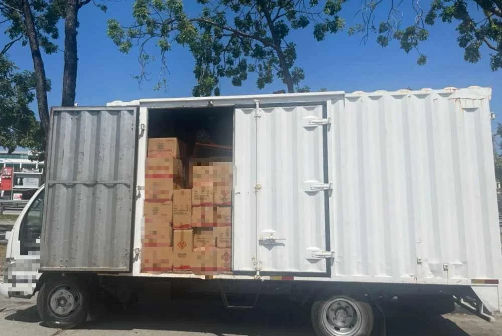 Sebuah lori yang ditahan mengandungi sejumlah besar kotak disyaki mengandungi mercun dan bunga api.