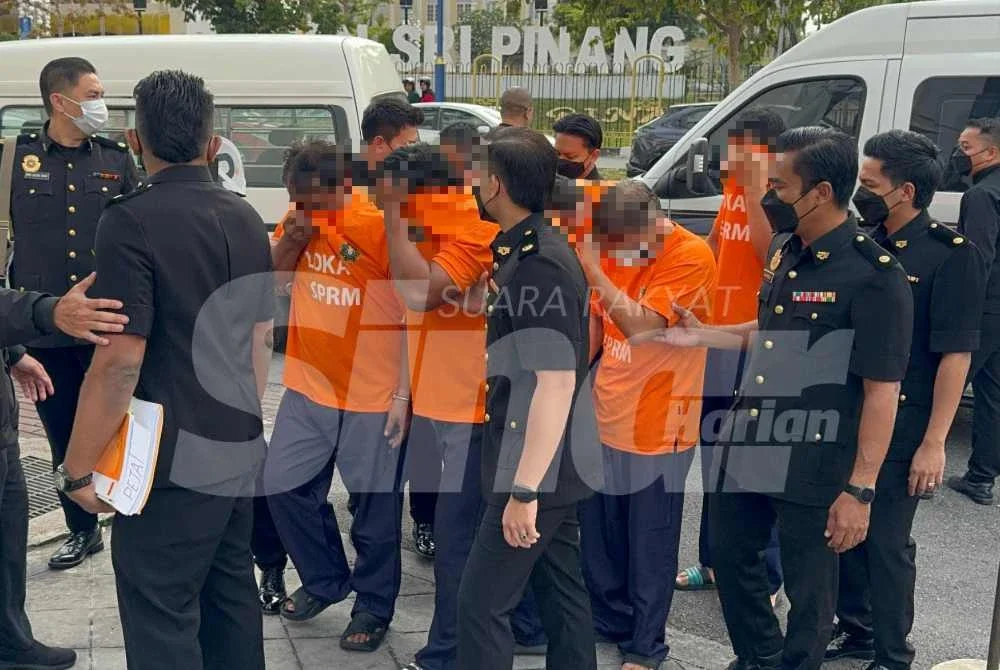 Kesemua suspek tiba di pekarangan mahkamah jam 9 pagi memakai baju lokap SPRM berwarna oren serta dengan diiringi pegawai siasatan ke mahkamah pada, Rabu.