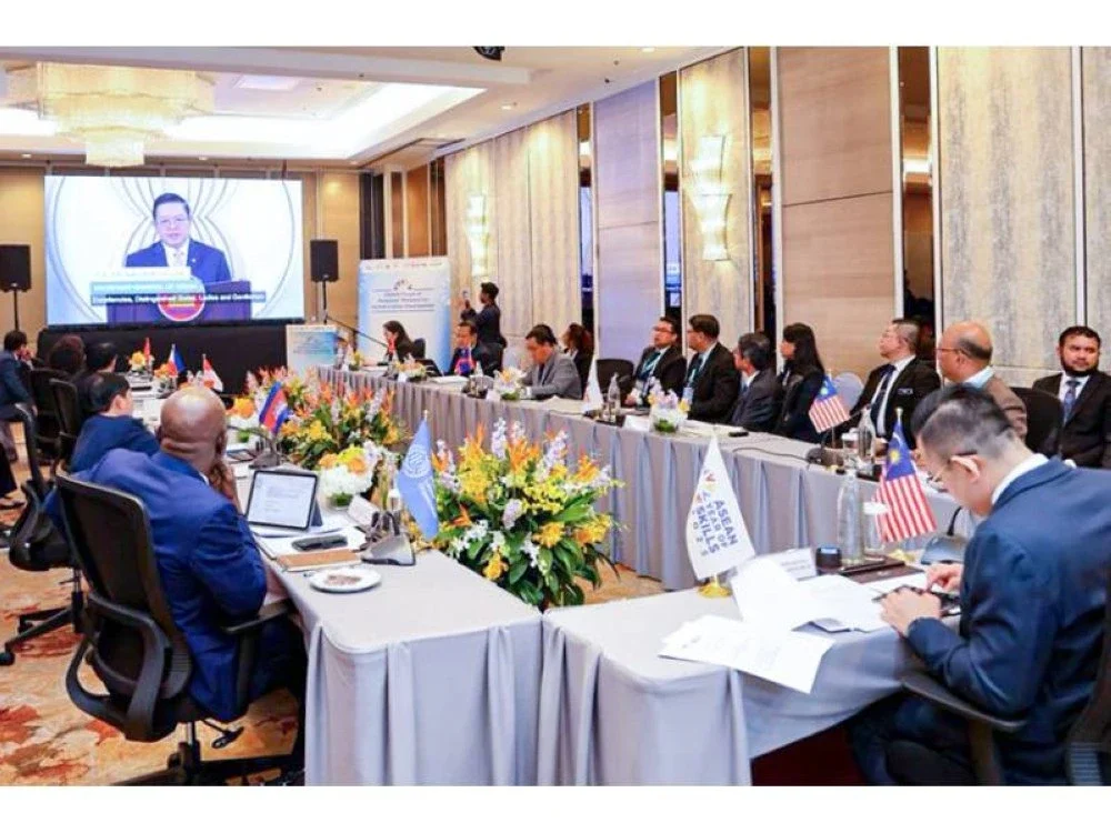 Perwakilan berbincang semasa ASEAN Forum of Manpower Ministers for Human Capital Development (AFMM-HCD).